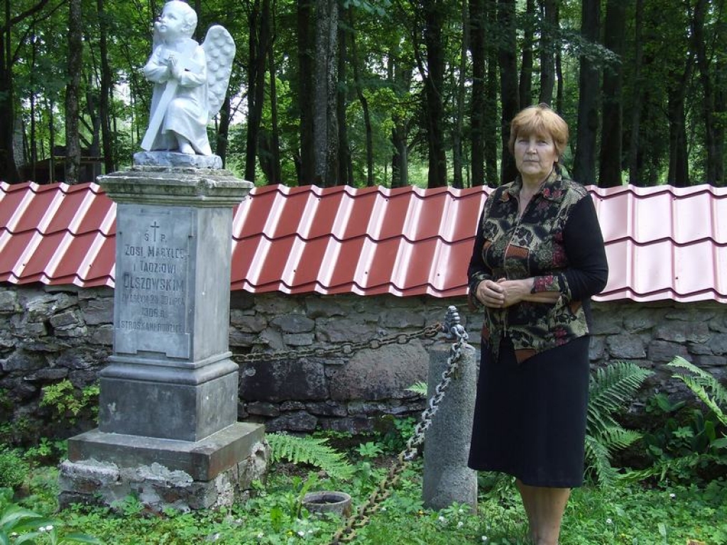 SARGĀ BĒRNU DVĒSELĪTES. Dzidra Kurapka uzrauga, lai sargeņģelis netiktu sabojāts, un ir gandarīta, ka viņai izdevās šo skulptūru atjaunot.   