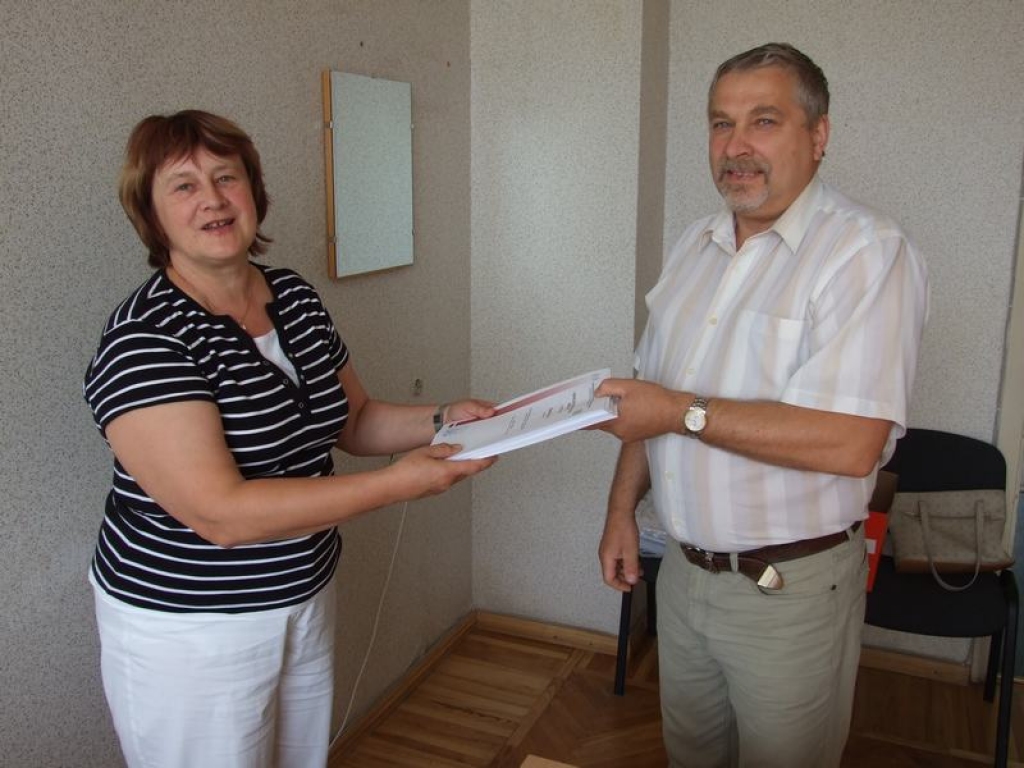 Vecbebru profesionālās vidusskolas direktoram Jānim Bakmanim sertifikātus izsniedz Staņislava Krieva.