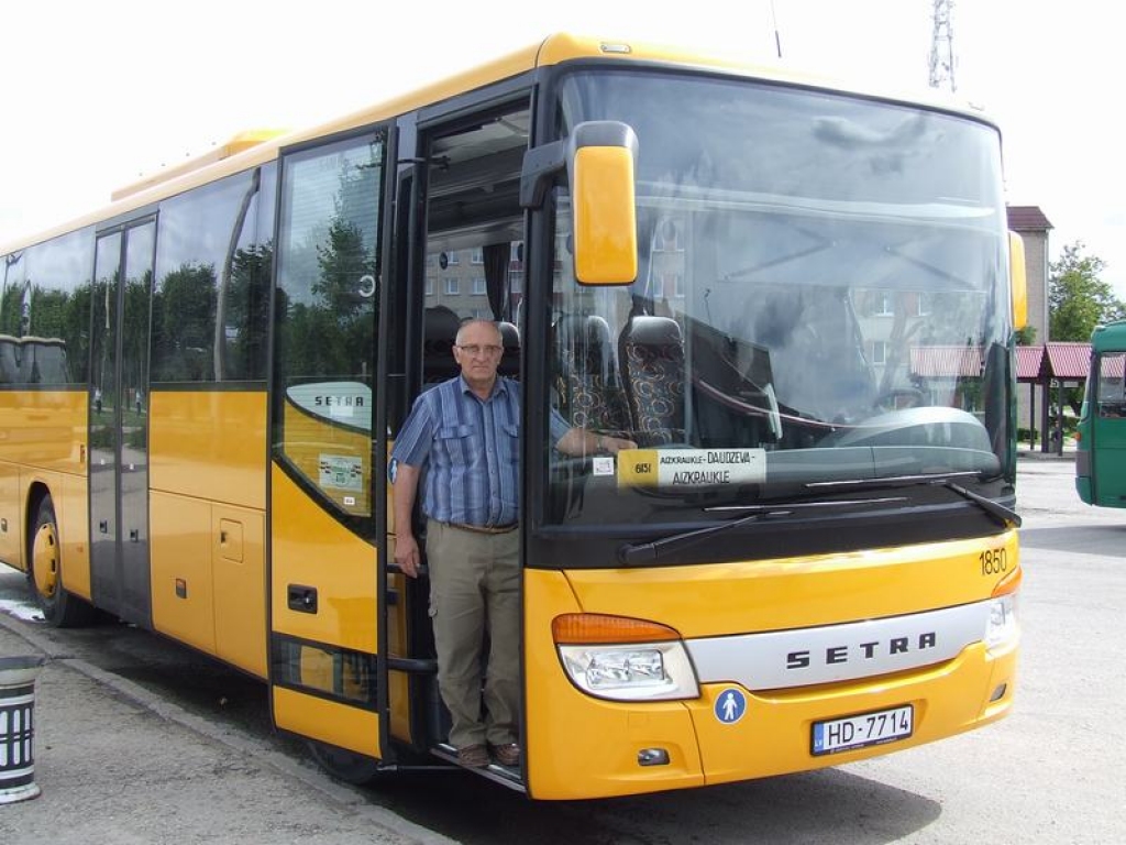 TIKKO NO RŪPNĪCAS. Jauno autobusu stūrē Valdis Grinšpons.