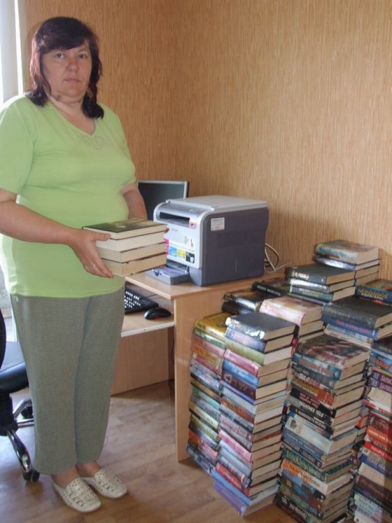 PAGAIDĀM NOLIKTAS MALĀ. Retāk pieprasītās grāmatas Skaidrīte Svetiņina nolikusi telpas stūrī, bet jau pavisam drīz tās sarindos atpakaļ plauktos. 