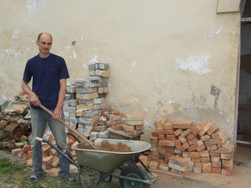 STRĀDĀ SAVĒJIE. Pirti remontē Neretas pagasta padomes komunālās nodaļas strādnieki, viens no viņiem — meistars Agris Kronītis. 