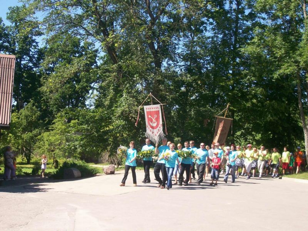 GĀJIENĀ.  Priekšplānā — “Liepavota” dejotāji.