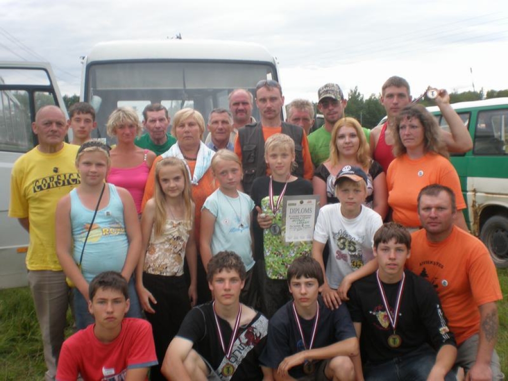 AR MEDAĻĀM. Aiviekstes pagasta pļāvēji pēc sacensībām. 