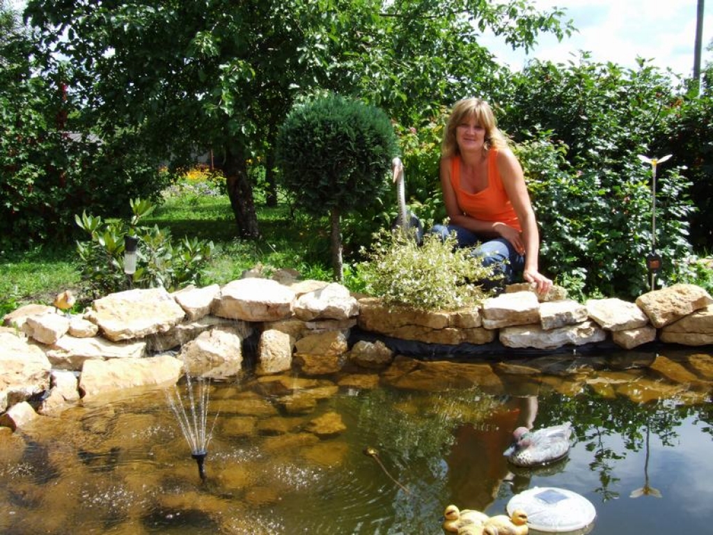 SAIMNIECE Ineta Ledvika kopj ne tikai savas mājas, bet arī skolas apkārtni.