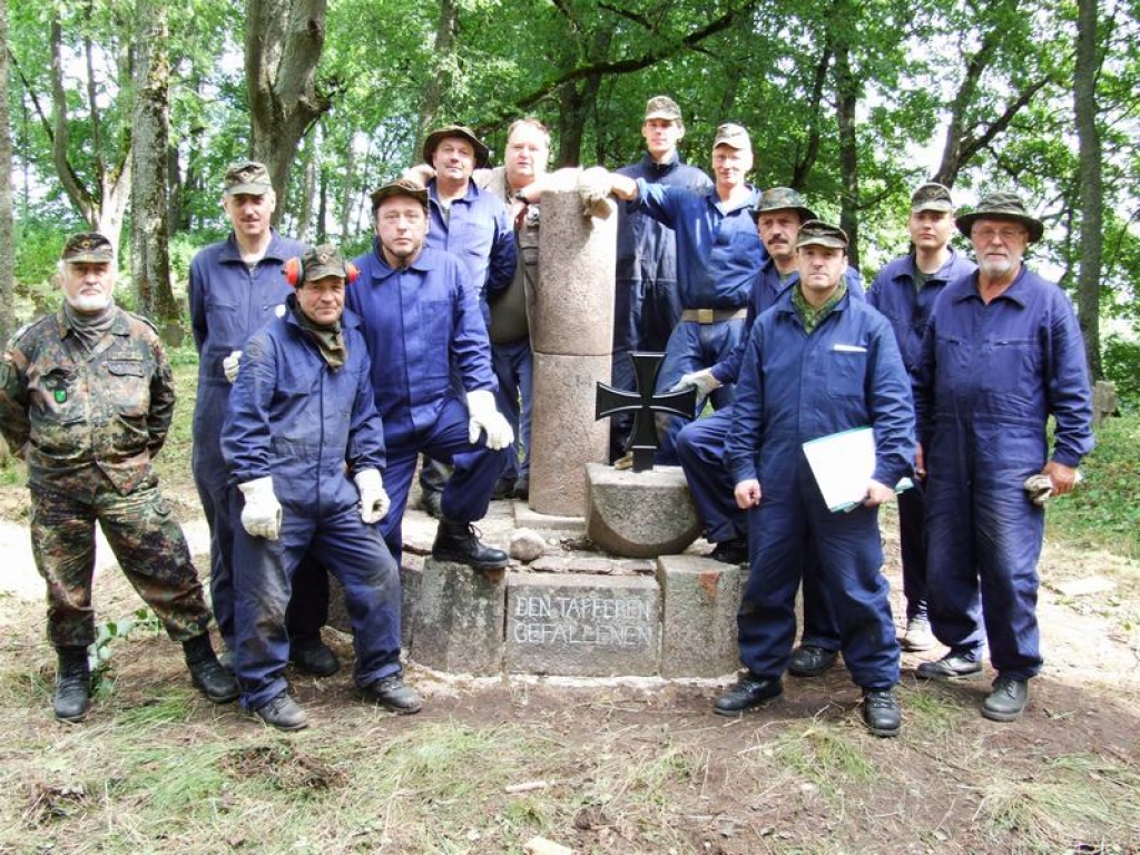 SVĒTĪGS DARBS. Vācu karavīri kopj savu tautiešu kapus Secē. Viņiem ļoti smeldz, ka lielākā daļa Pirmā pasaules kara karavīru kapsētu ir aizaugušas un lemtas aizmirstībai. Pirmais no kreisās — pulkvedis Jens Gerstenkorns.  