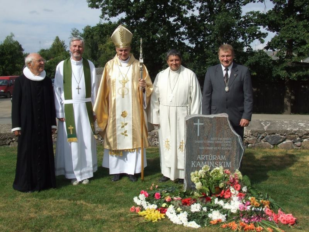PIE PIEMIŅAS PLĀKSNES. Neretas luterāņu baznīcas saimnieki — draudzes priekšnieks Aleksandrs Bešmeņovs (no labās) un mācītājs Aldis Pavlovičs, Daugavpils diecēzes bīskaps Einārs Alpe,  Sēlpils iecirkņa prāvests Ainars Spriņģis un  Valbijas draudzes mācītājs Sigurds Gudiksens. 