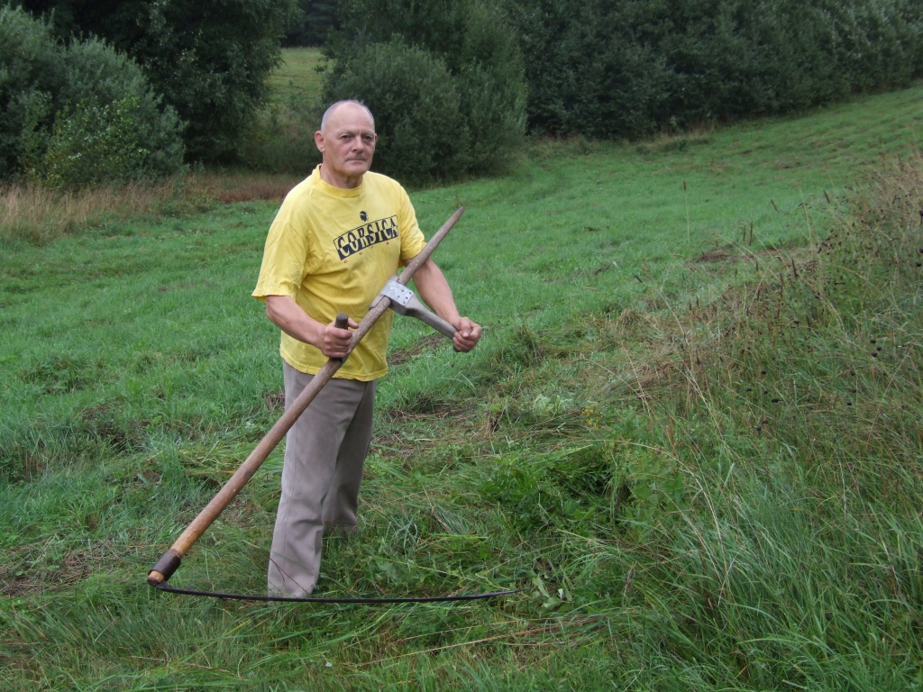 SIRDSLIETA. Pļaušana, komandas organizēšana un senču tradīcijas “atdzīvināšana” ir jubilāra aizraušanās. 