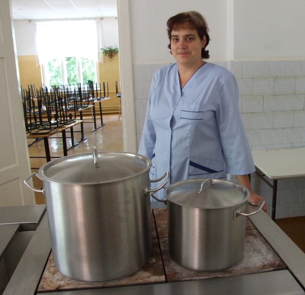 Gatavo uz jaunās plīts. Daudzeses pamatskolas ēdnīcas vadītāja Līga Apsīte pie nesen iegādātās plīts.