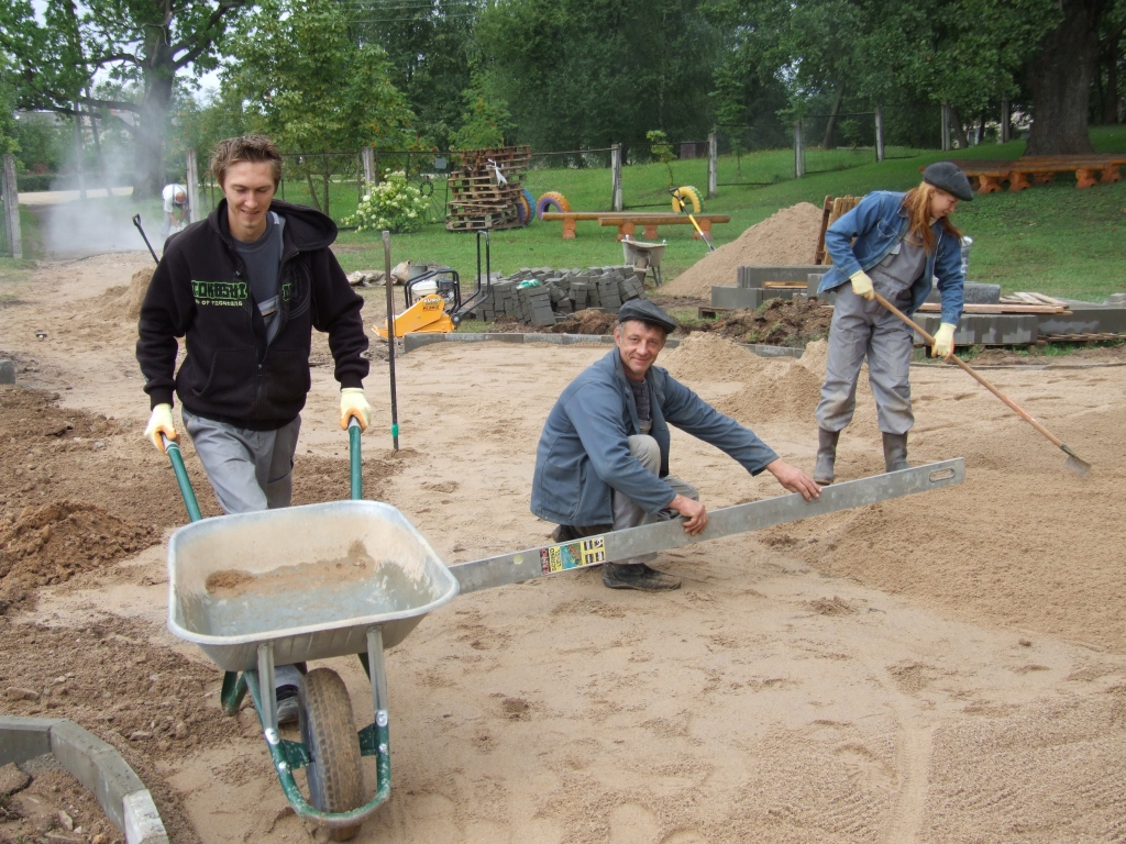 Kā pilsētā. Bērnudārza “Jumītis” pagalmā būs bruģēti celiņi. Tos darbu vadītāja Gata Kazāka (vidū) vadībā ierīko SIA “Gatve K” strādnieki.