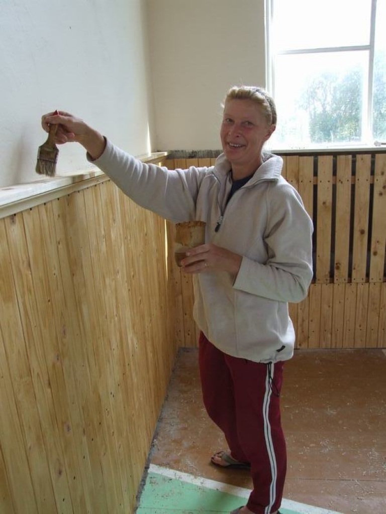 Palīdz vīriem. Zalves pagasta strādniece Maija Kļaviņa krāso sporta zāles sienas.