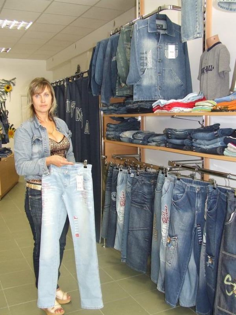 VISPIEPRASĪTĀKĀS — BIKSES. Pārdevēja Evija Osīte pircējiem palīdz izvēlēties vajadzīgo apģērbu.