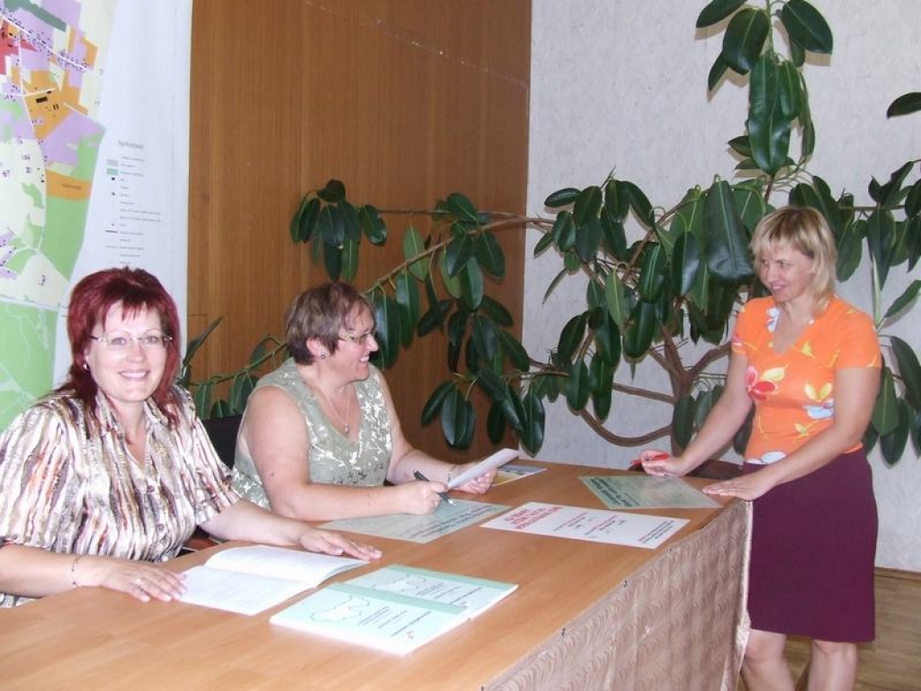 GATAVOJAS REFERENDUMAM. Jaunjelgavas vēlēšanu komisijas priekšsēdētāja Maija Grāvleja (vidū) un komisijas locekle Rudīte Nagle (no kreisās) sarunājas ar jaunjelgavieti Mārīti Vēveri.