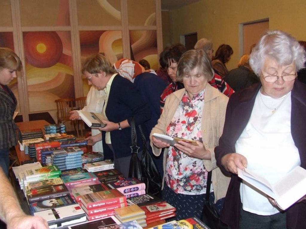 PLAŠS GRĀMATU KLĀSTS. Grāmatu svētku dalībnieki ar izdevniecību piedāvājumu ir apmierināti. Pircēji atzina, ka arī cenas ir pieņemamas. 