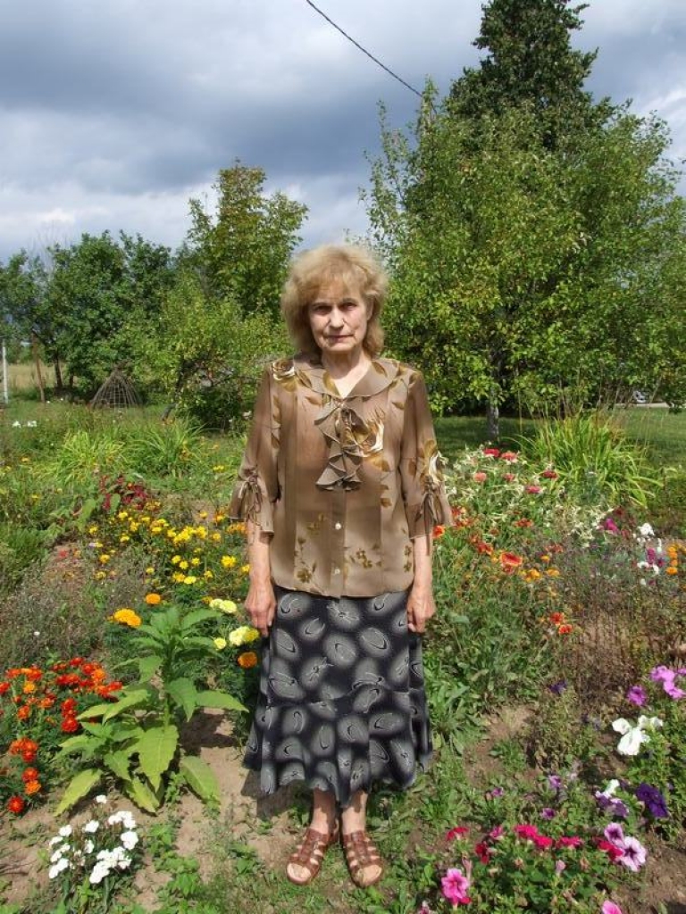 Puķu vidū. Jubilāre Emīlija Varkale uzskata: puķēm jāļauj ziedēt dārzā. Tad tās var apbrīnot katrs, kurš iet garām.