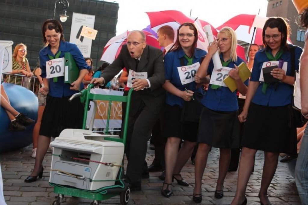 Uzmanību — starts! “Virši pumpē” komanda: Sanita Šiballo (no kreisās), Juris Keišs, Laila Audze, Inese Petraite un Marina Sarkanbikse uz starta.