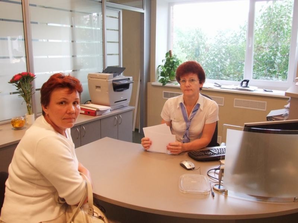 KLIENTUS APKALPO ĀTRI. Jaunajā bankā rinda neveidojas, jo klientus veikli apkalpo. Attēlā —  Irina Severova un viņas kliente Gaļina Šumilova.