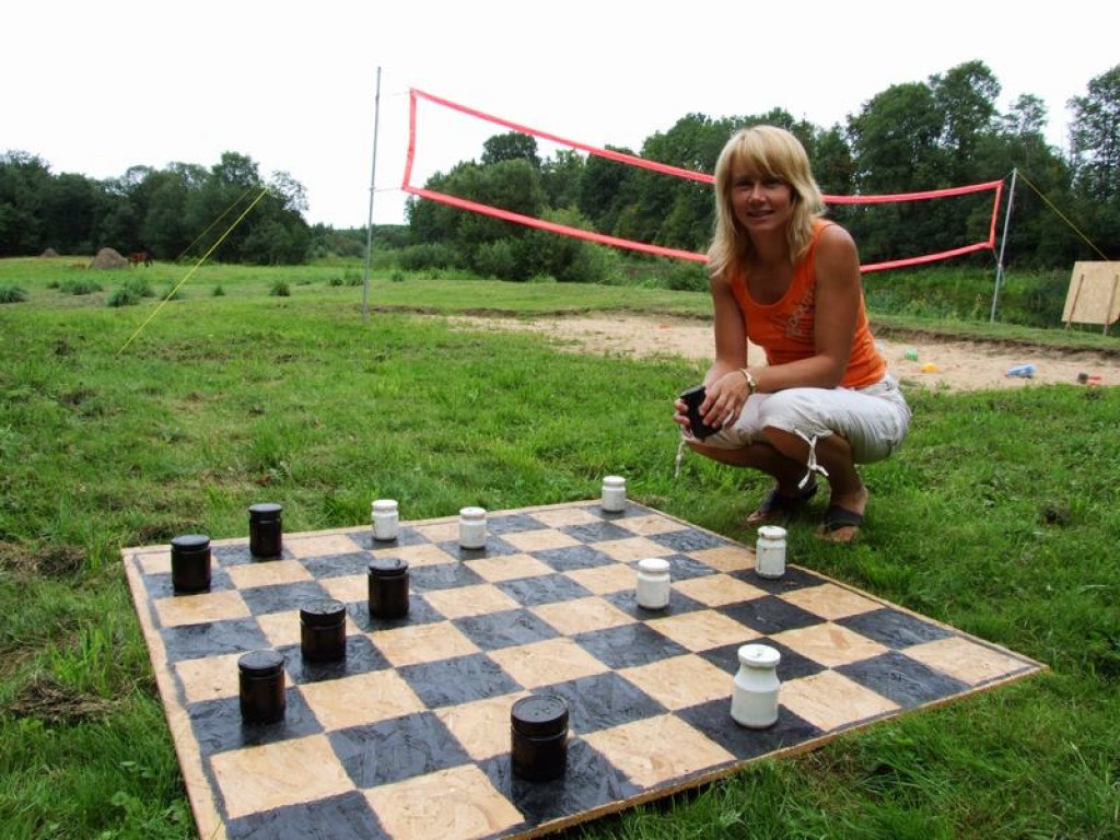 UZSPĒLĒSIM? Jana Sakne stāsta, ka milzu dambrete patīk gan lieliem, gan maziem.