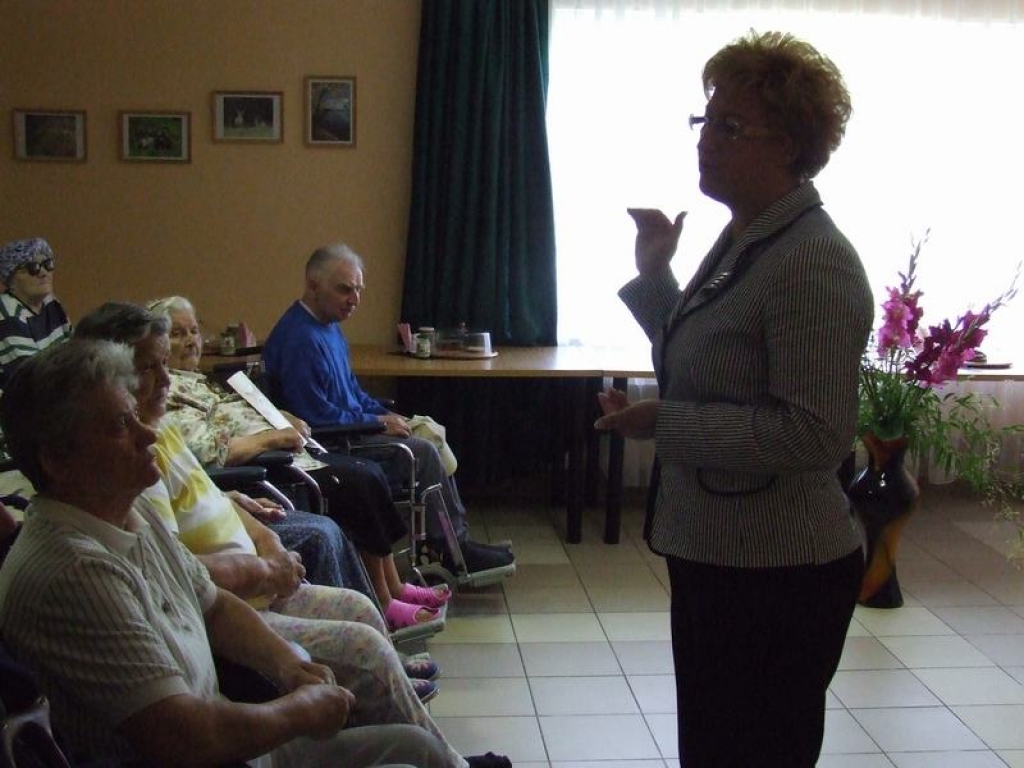 NE VISIEM VAR PALĪDZĒT. Purnes kundze atbild uz pansionāru jautājumiem.