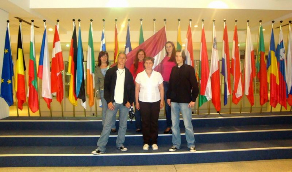 Pļaviņu labākie. Augšējā rindā no kreisās — Agnese Jurkina, Līga Langenfelde, Daiga Seikovska,  priekšplānā — Pēteris Ņikiforovs (no kreisās),  direktora vietniece Ilze Seipule un Rodions Laškovs.