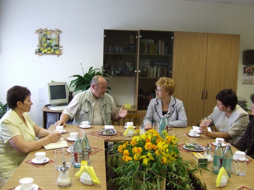 PANSIONĀTI JĀSAGLABĀ. Tā uzskata Skrīveru sociālās aprūpes centra direktors Pēteris Jansons, labklājības ministre Iveta Purne (otrā no labās), ministres biroja vadītāja Inese Banceviča (blakus) un Zemkopības ministrijas parlamentārā sekretāre Ligita Silaraupa (no kreisās).