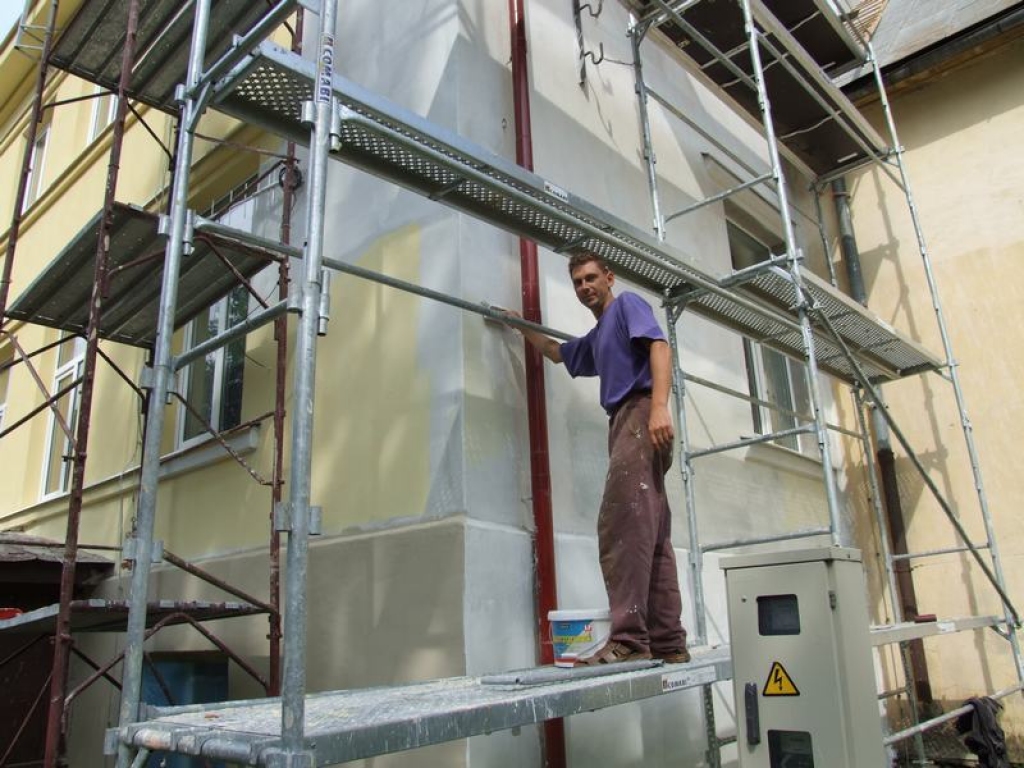 Labo kolēģu kļūdas. “Visvairāk laika aizņem stalažu montēšana un sagatavošanās darbi”, saka SIA “RT2” strādnieks Salvis Ozoliņš. 