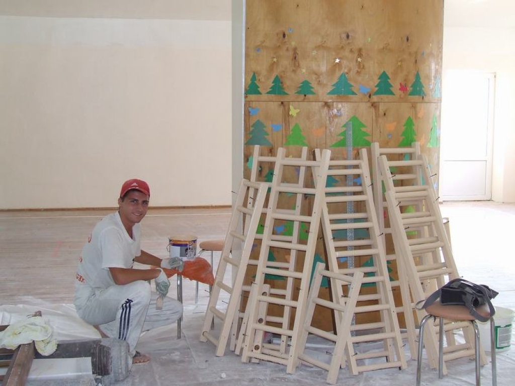 PĒDĒJIE OTAS VILCIENI. Jevgēnijs Dmitrijevs beidz krāsot sporta zāles vingrošanas rīkus.