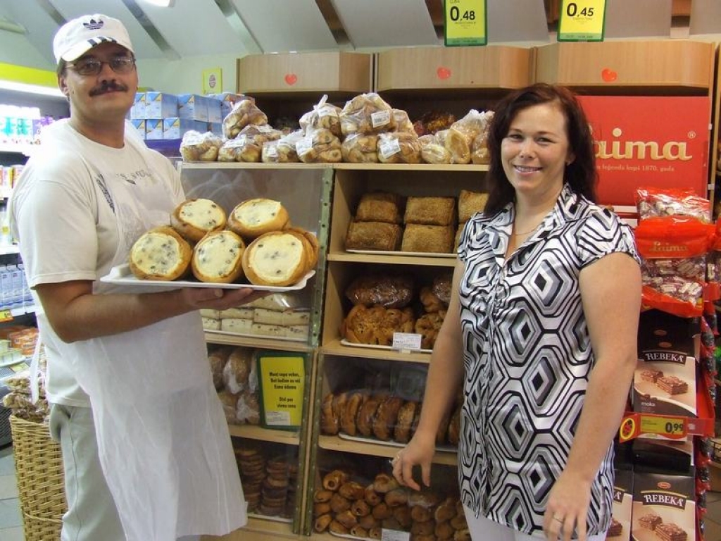 IZVĒLAS GARDUMU SORTIMENTU. Kad  svaigām smalkmaizītēm piepildītie  veiaka plaukti sāk tukšoties, konditors  Edgars Graudiņš un veikala vadītāja Inita Svešņikova izlemj, kādus izstrādājumus līdz pēcpusdienai vēl cept. 