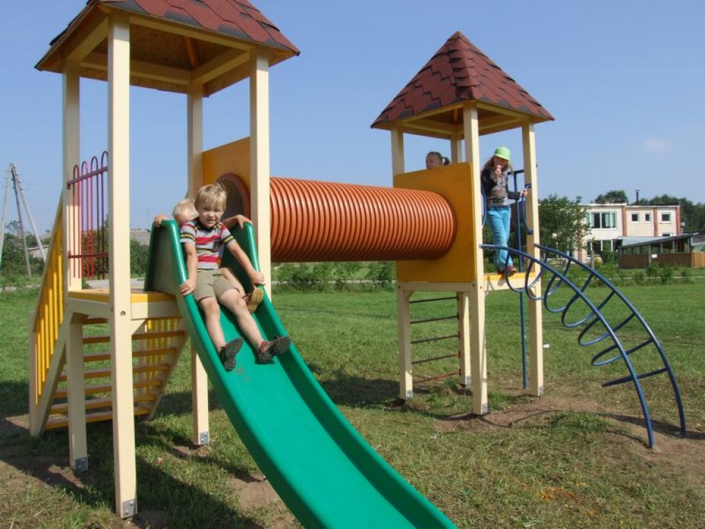 Negribas uz mājām. Bērnu rotaļu laukumā mazie spēlējas no agra rīta līdz vēlam vakaram.