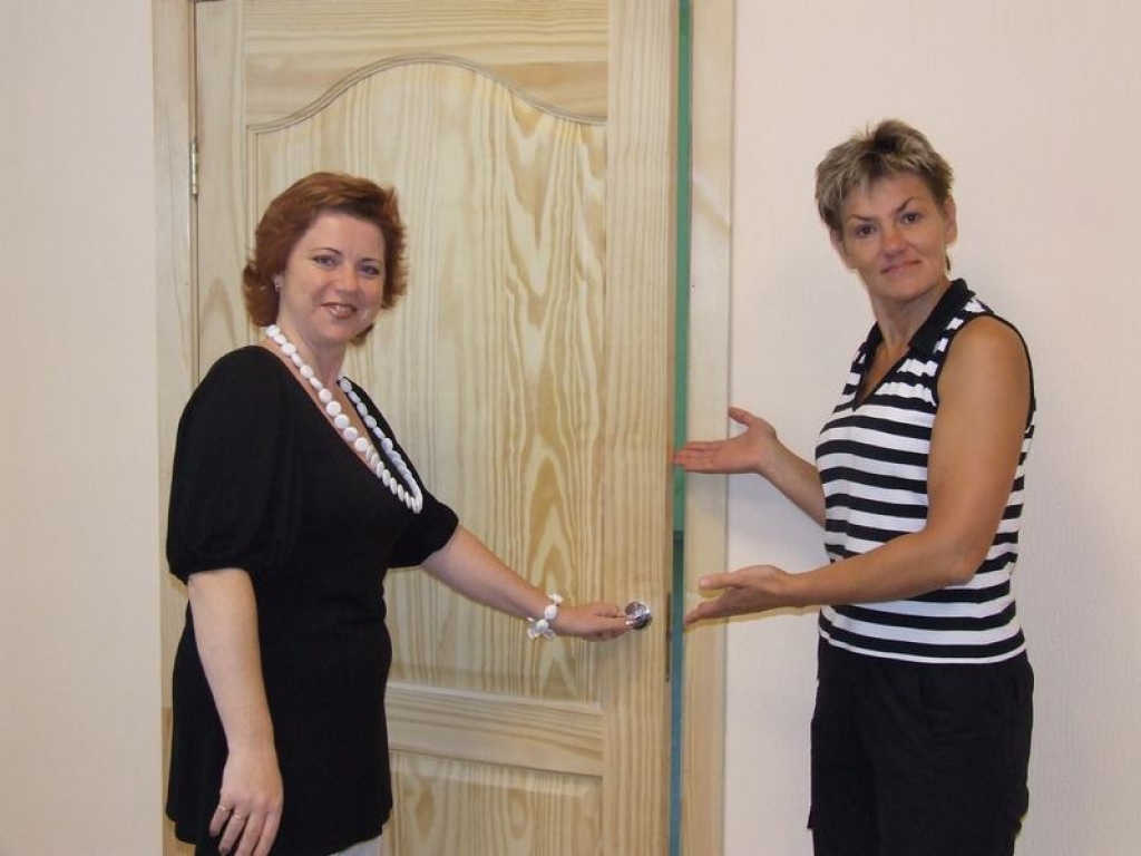 “IDEJAS” KRUSTMĀTES. Centra vadītāja Ināra Upeniece (no kreisās) un Iveta Krastiņa aicina jauniešus uz centru ar moto: “Nāc līdzi!”.