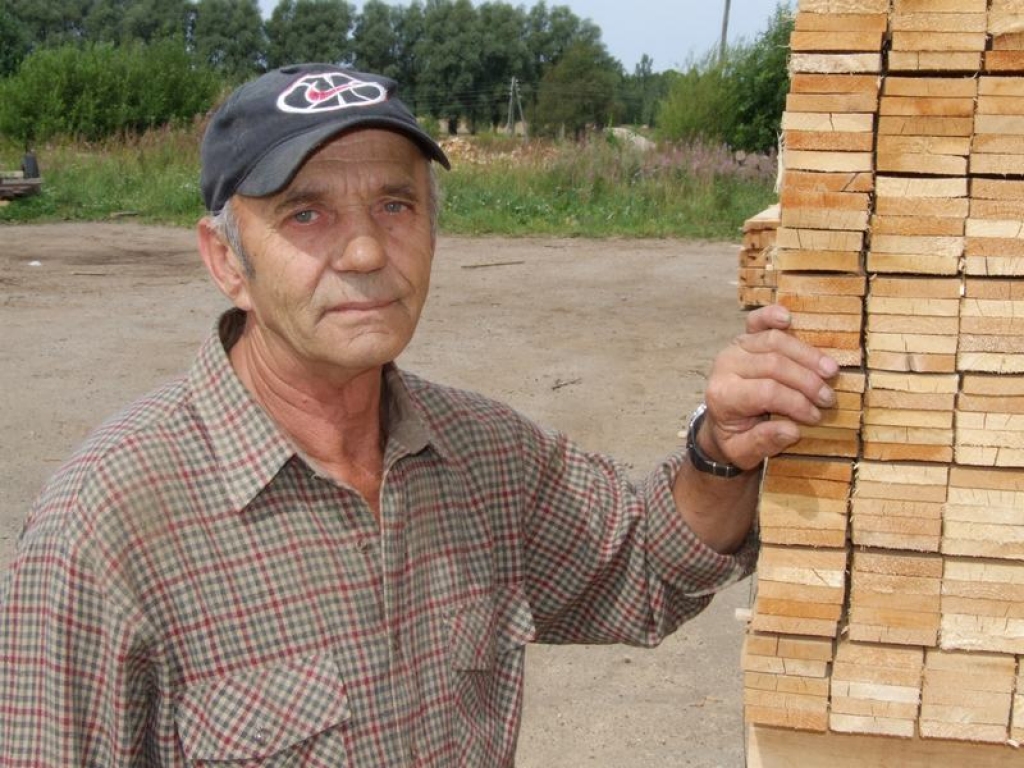 PIEPELNĀS. Lai arī pensionārs, Vasilijs Popovs ik dienu dodas uz darbu kokzāģētavā. Tā vieglāk iztikt.  