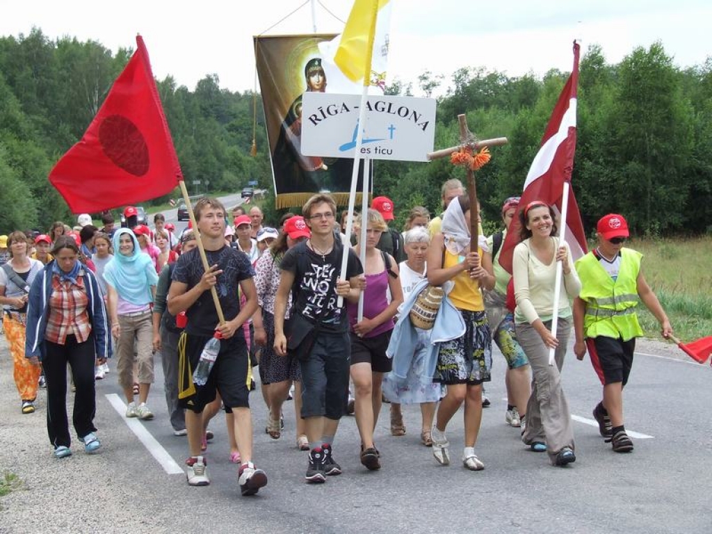 MĒS TICAM! Lai arī nosoļots daudz kilometru, svētceļnieku noskaņojums ir možs. 