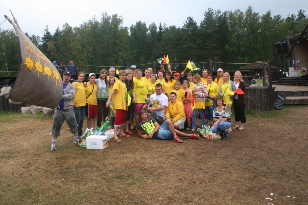 VIENMĒR PIRMAJĀ TRIJNIEKĀ. “Saulainajai karavānai” jau ir sacensību pieredze un rūdījums (vidū komandas kapteinis Ēriks Vizulis”. 