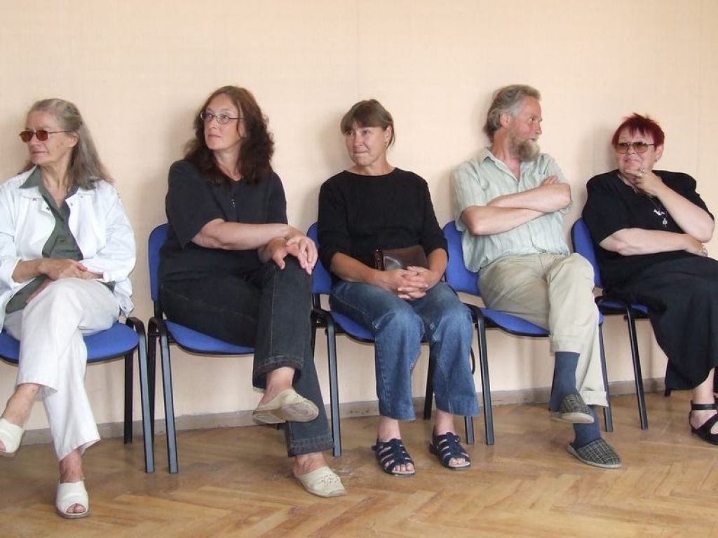 PLENĒRA ATKLĀŠANĀ. Agnese Krastenberga (pirmā no kreisās) kopā ar kolēģiem.