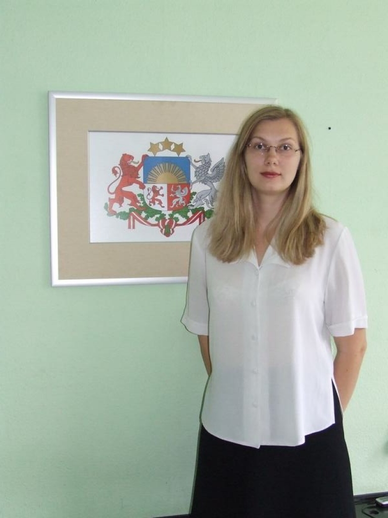 LĒMUMUS NEPIEŅEM. Aina Zvidriņa teic — gadās, ka cilvēki, baidoties no atbildības, lēmumu atstāj manā ziņā, bet es citu vietā nedrīkstu izlemt, varu tikai paskaidrot, kādas sekas ir katram lēmumam. 