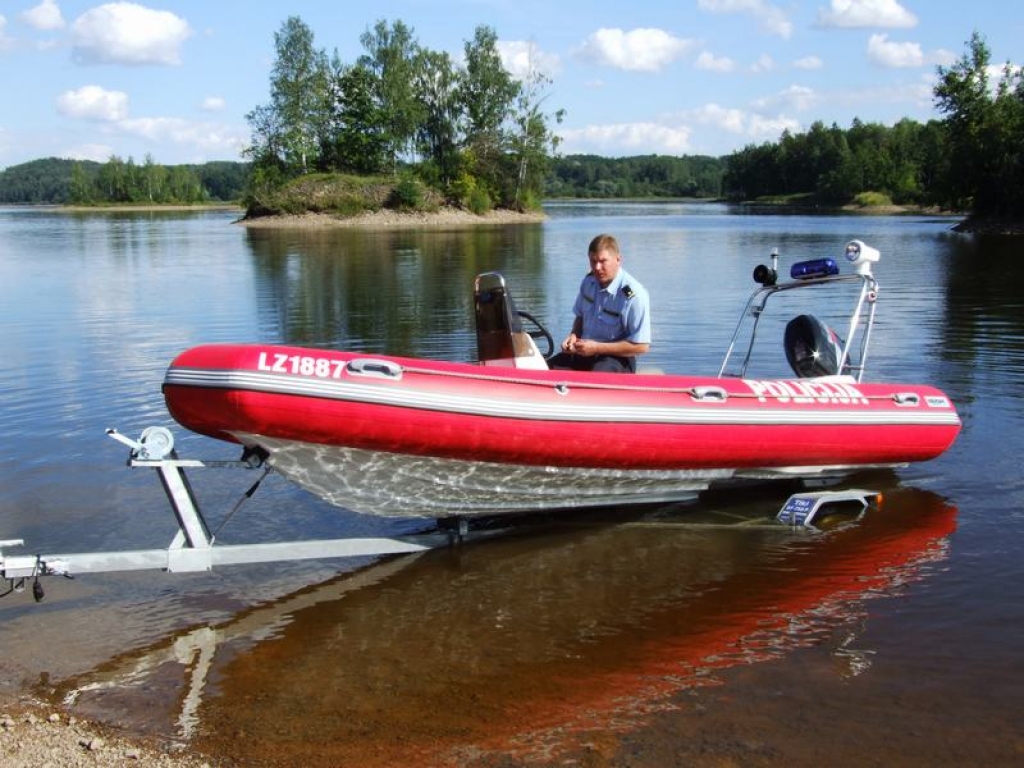 REIDĀ. Aizkraukles rajona policijas pārvaldes inspektors Mareks Romanovs ir viens no tiem, kurš stūrēs jauno ūdenspolicijas laivu. 