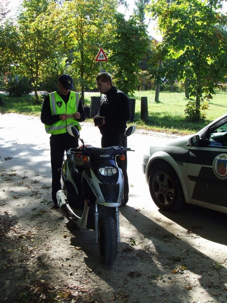 VISS KĀRTĪBĀ. Motorollera vadītājs ievērojis visus noteikumus un policijas inspektors ir apmierināts.