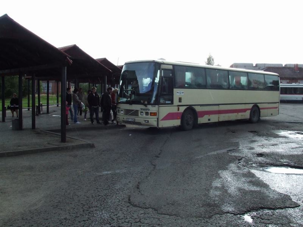 PIEPRASĪTS. Rindas pie autobusiem liecina, ka ne visi autobusu reisi ir nerentabli. Bieži vien vilciens nemaz nav tā labākā altentatīva.
Autors: Indulis Burka