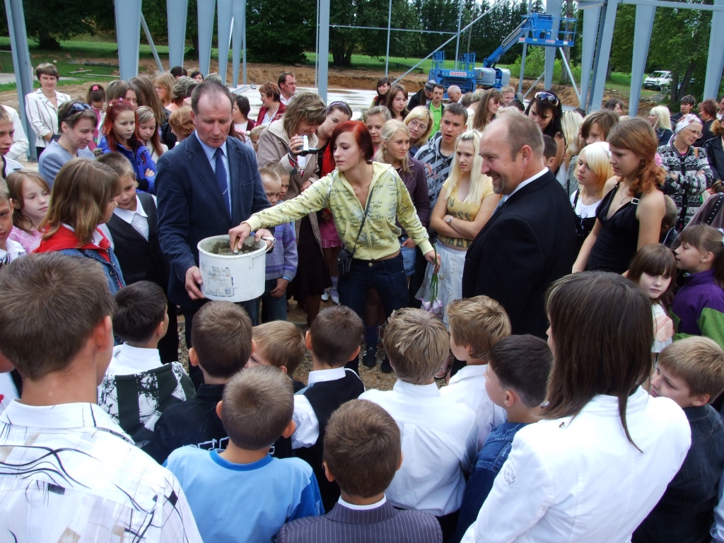 IEMŪRĒ KAPSULU. Daudzeses pagasta padomes priekšsēdētājs Guntis Ozoliņš (no labās) un skolas direktors Valdis Puida iemūrē vēstījumu nākamajām paaudzēm. 
Autors: Indulis Burka