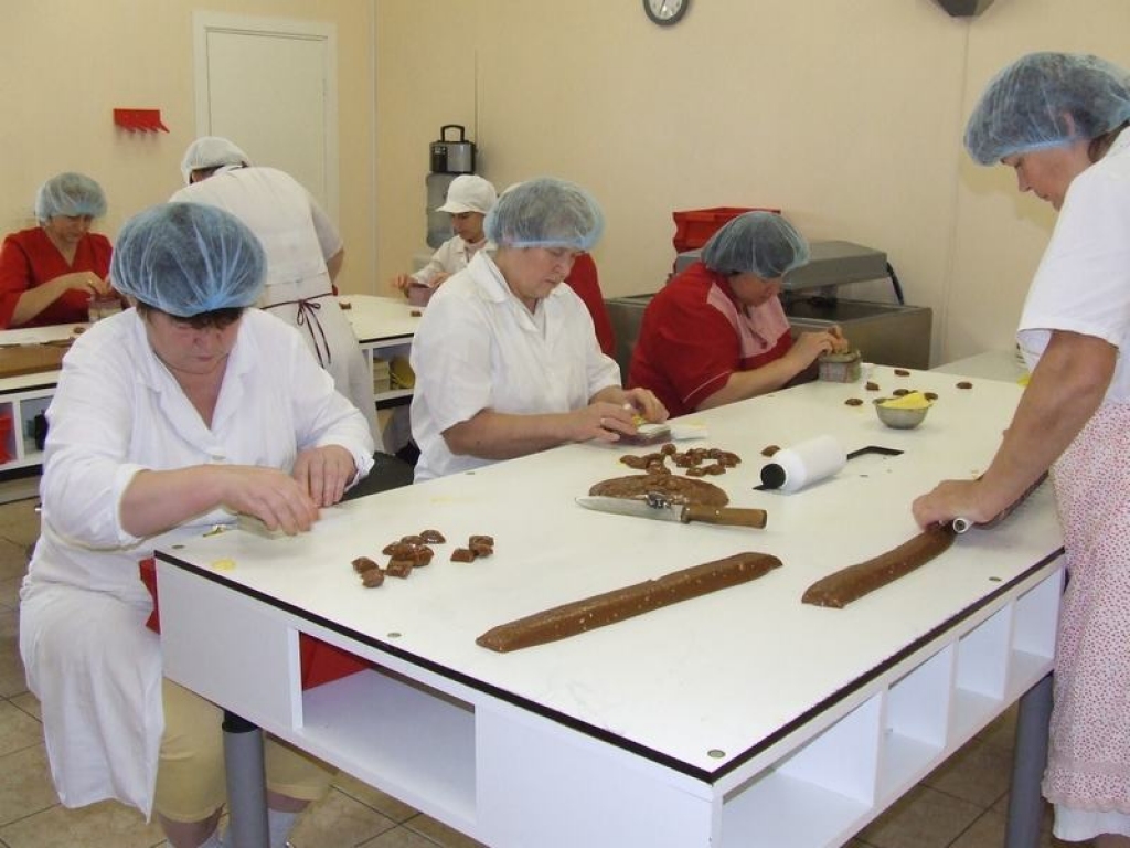 ROKU DARBS. Veiklākās strādnieces dienā ietin ap 100 kilogramu konfekšu “Gotiņa”.