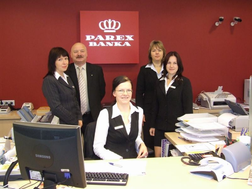 GAIDA KLIENTUS. Aizkraukles klientu apkalpošanas centra kolektīvs —  Sandra Ikerte (no kreisās), Juris Apsis, Indra Putāne (vidū), Jeļena Ovsjanņikova un Elita Vītola. 