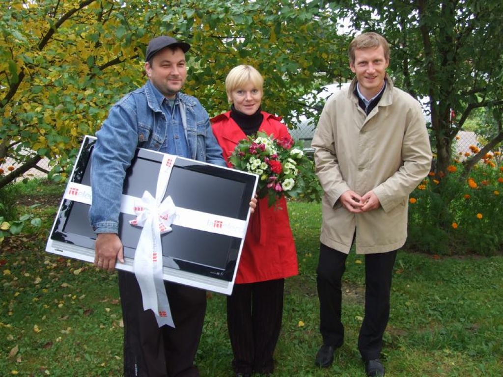 SKATĪTĀJU NETRŪKS. Aleksejam (no kreisās) un Edītei Kubrakiem jauno televizoru pasniedz Toms Ābele, SIA “Lattelecom” Satura biznesa daļas direktors. 