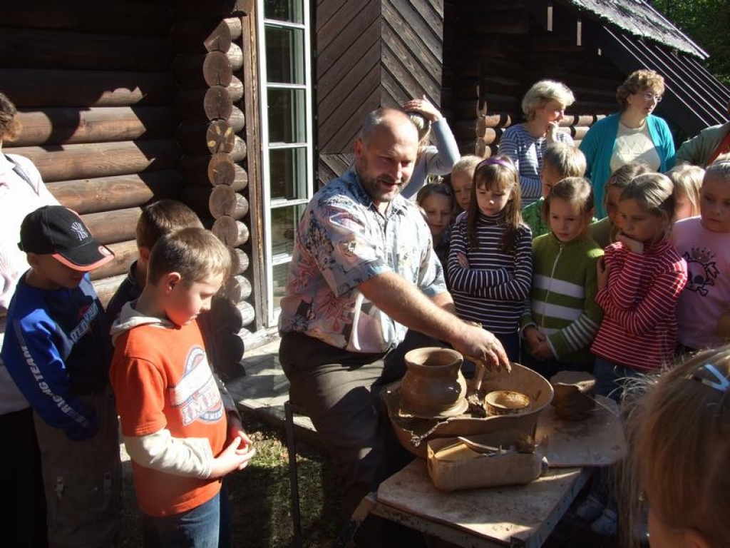 TOP LATGALES TRADICIONĀLĀ KRŪZE. Valdis Pauliņš demonstrē, kā māls pakļaujas pieredzējušā meistara rokām. 