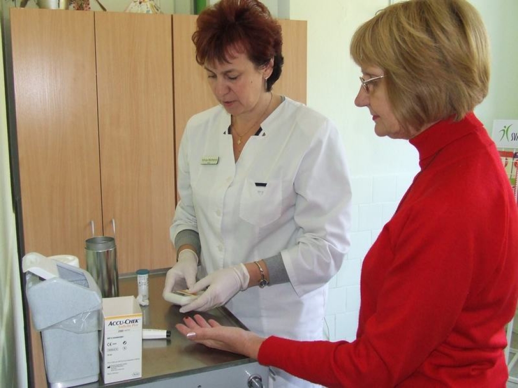 NOSAKA CUKURA LĪMENI. Medicīnas māsa Silvija Melbārde (no kreisās) izmeklē aizkrauklieti Baibu Lapsu. 