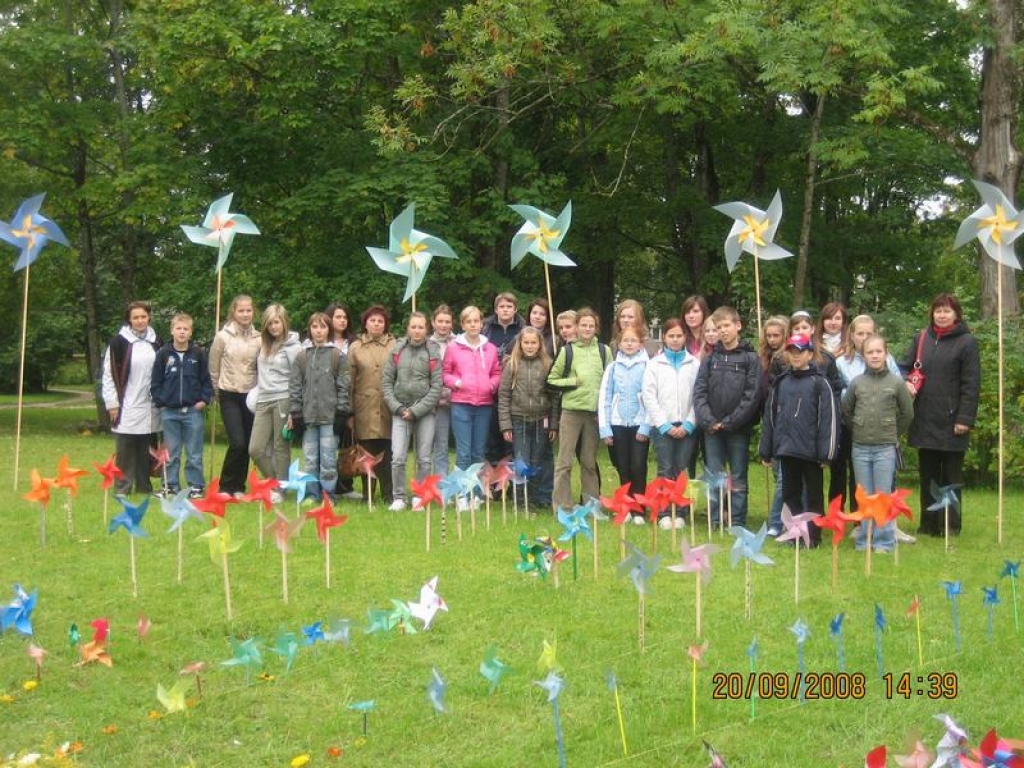 AIZKRAUKLIEŠI ALOJĀ. Alojā mūsu dziedātāji apmeklēja daudz skaistu vietu. Kopā ar viņiem ir arī diriģente Silvija Tomaševska (pirmā no labās).