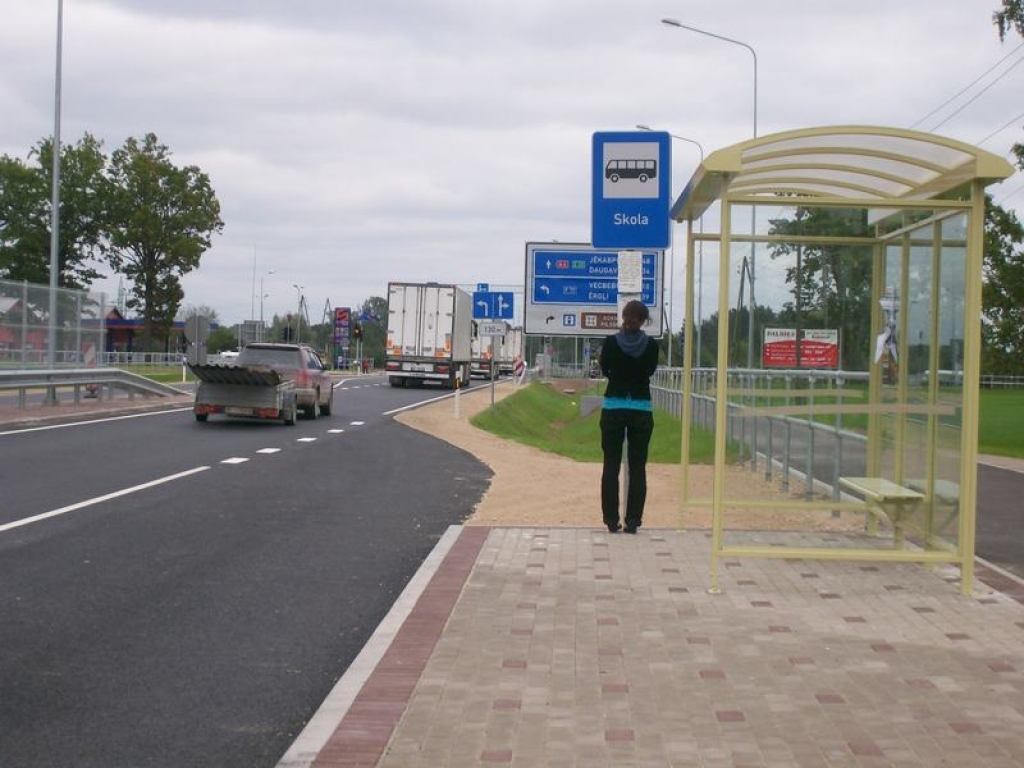 MODERNAS AUTOBUSU PIETURAS. Uz Rīgas — Daugavpils šosejas pasažieri no vēja un lietus var paslēpties ērtās nojumītēs.  