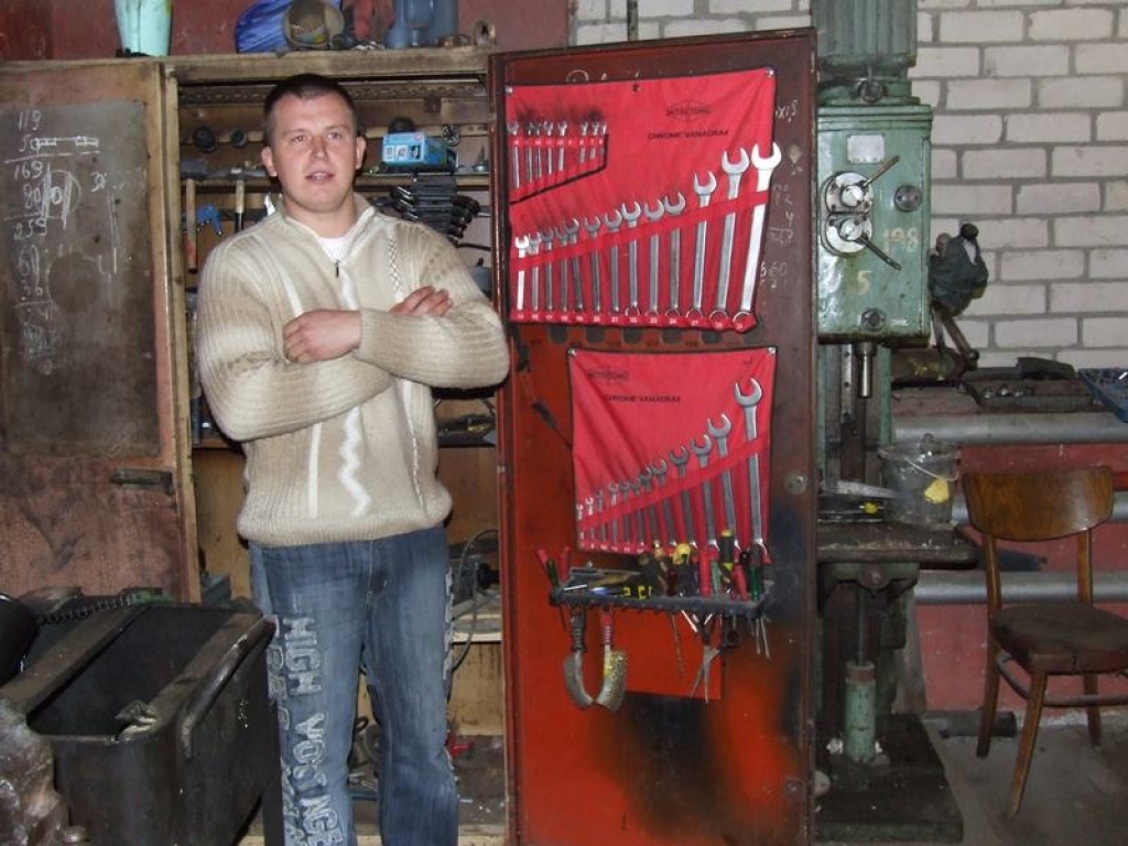 DARBNĪCĀ. Didzis Dundurs izrāda savus darbarīkus — te ir visi remontdarbiem vajadzīgie instrumenti. 