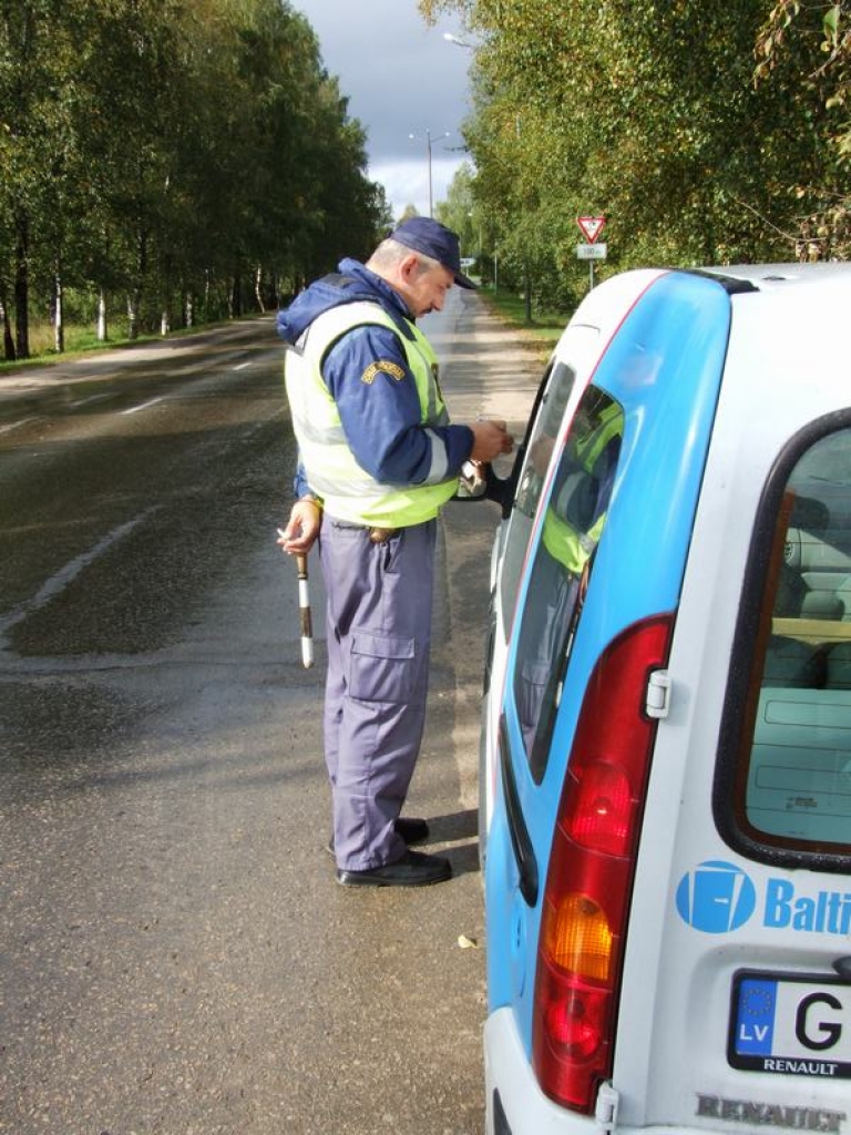 VISS KĀRTĪBĀ. Aizkraukles rajona ceļu policijas inspektors Ansis Āboliņš apturējis kārtējo automašīnu. Braucēja ir piesprādzējusies, un arī dokumenti ir kārtībā. 