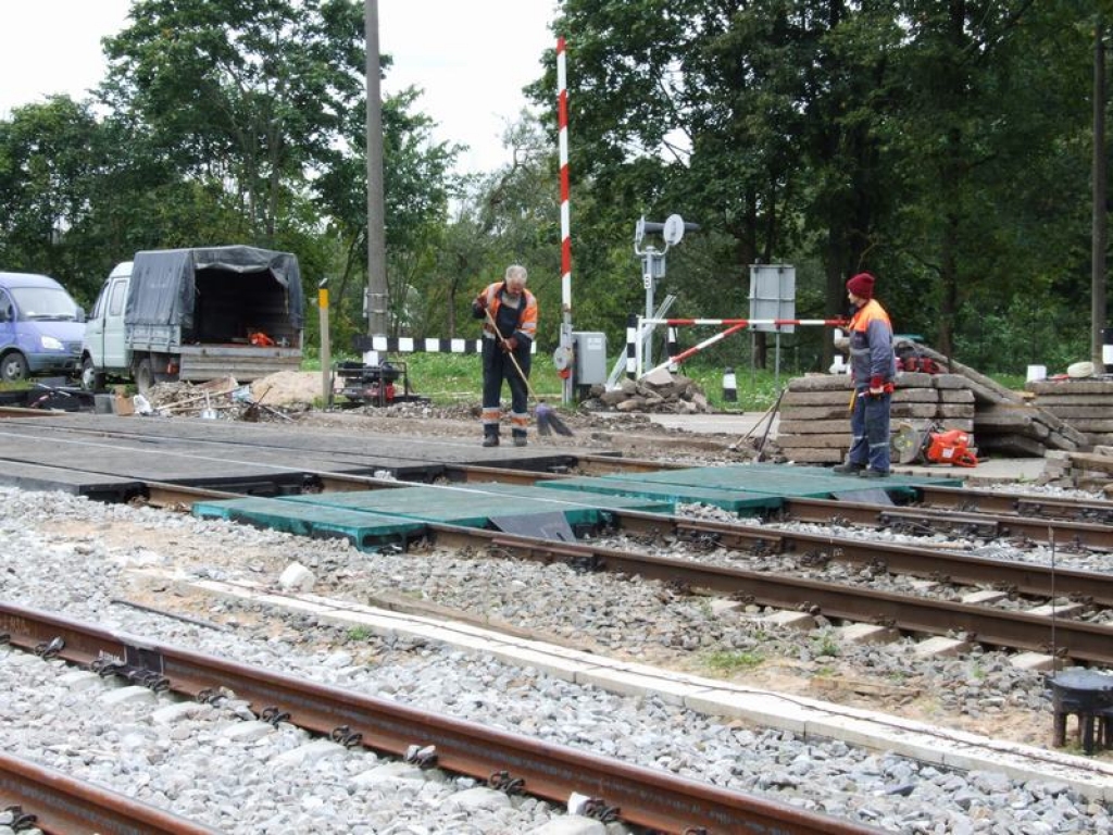 IZJAUKTA. Lai nomainītu sliedes un pārbrauktuves segumu, dzelzceļa darbiniekiem bija vajadzīga nedaudz vairāk kā diennakts.