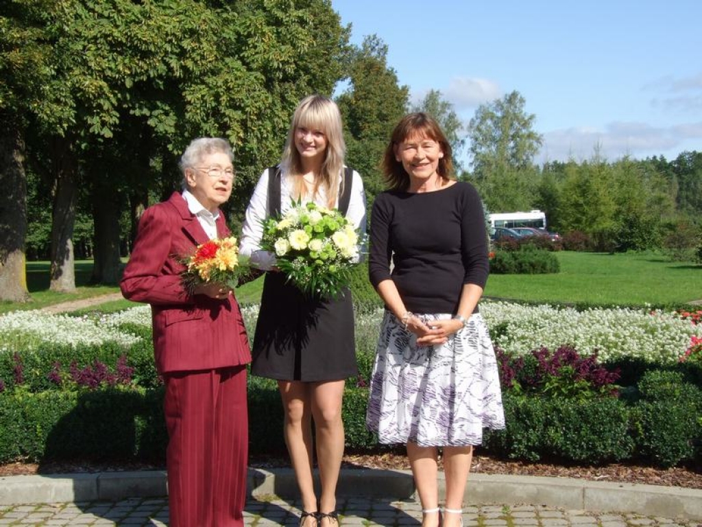 AR ČAKSTES DZIMTU. Lāsma Līcīte ar Ilgu Čaksti (no kreisās) un Kristīni Čaksti. 