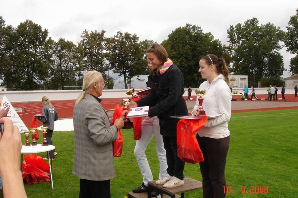 Godam nopelnītais kauss. Olimpiskais čempions Jānis Lūsis Mazzalves pamatskolas audzēknei Laurai Lomagai pasniedz uzvarētājas kausu.